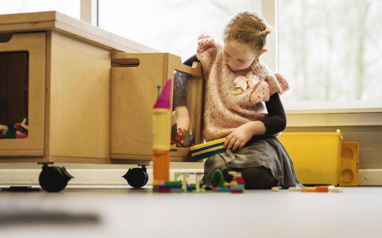 Pige leger med lego i børnehave