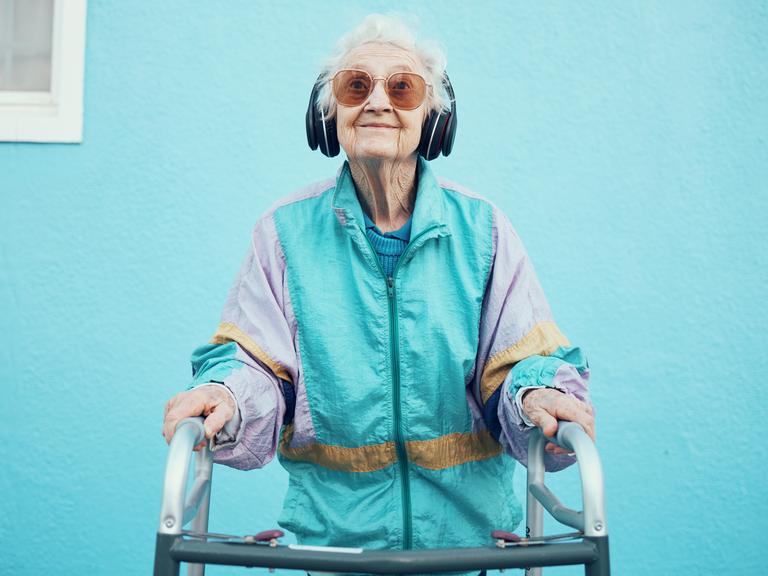 ældre dame lytter til musik med solbriller på