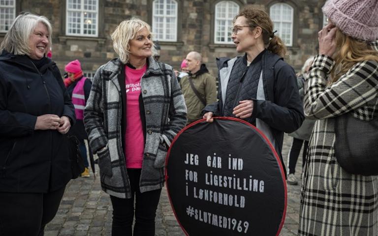 Signe og Elisa foran Christiansborg