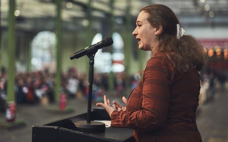 Historiker Astrid Elkjær Sørensen fortalte på stormødet 29. marts Historiker Astrid Elkjær Sørensen fortalte om tjenestemandsreformen af 1969, som placerede kvindedominerede fag lavt i lønhierarkiet.