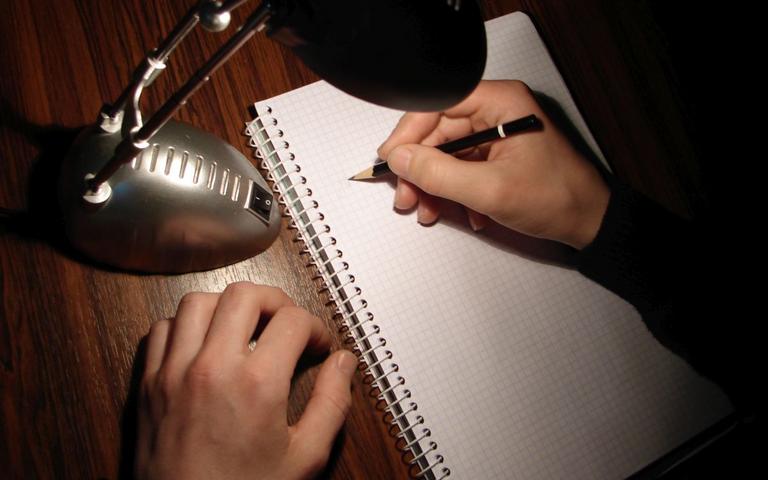 Skriver brev i lampeskær