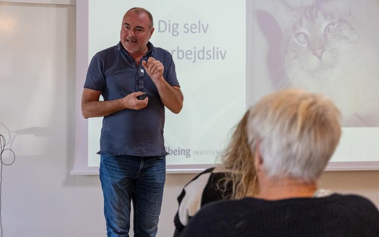 Michael Danielsen, chefpsykolog og medstifter af Wellbeing Institute, talte om at undgå forråelse i arbejdslivet.