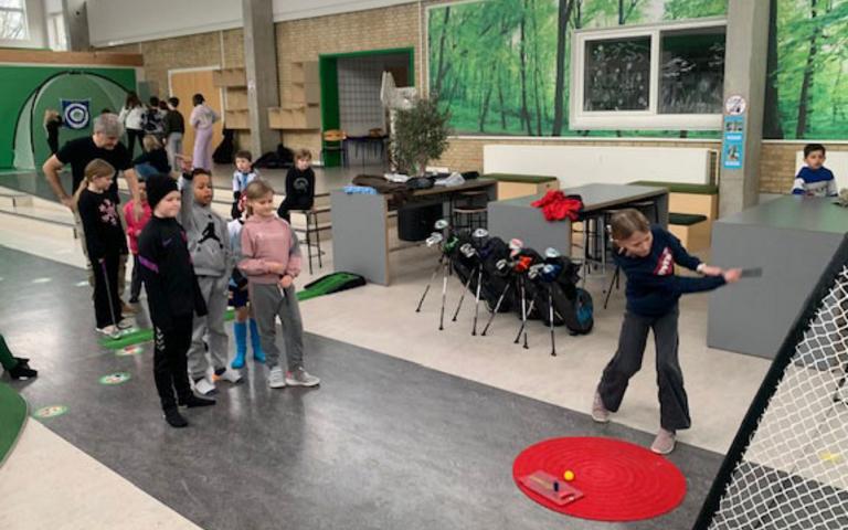 Indskolingsbørn præsenteres i golf