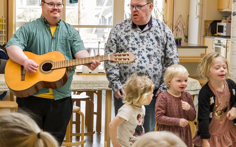 Holmsland Børnehus har fire musikalske besøgsvenner fra dagtilbuddet MSM for voksne med fysisk og psykisk udviklingshæmning.