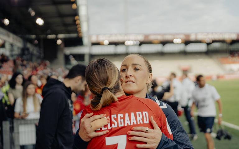 Sanne og Lotte Troelsgaard er begge uddannede pædagoger og har begge spillet på det danske kvindelandshold.