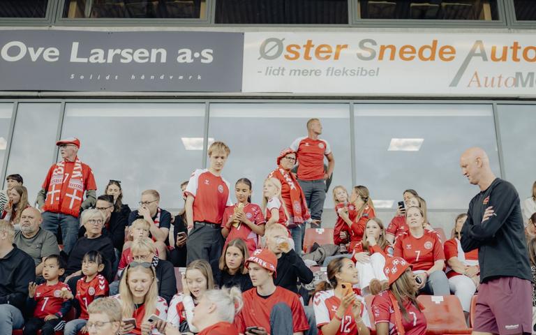 Sanne og Lotte Troelsgaard er begge uddannede pædagoger og har begge spillet på det danske kvindelandshold.