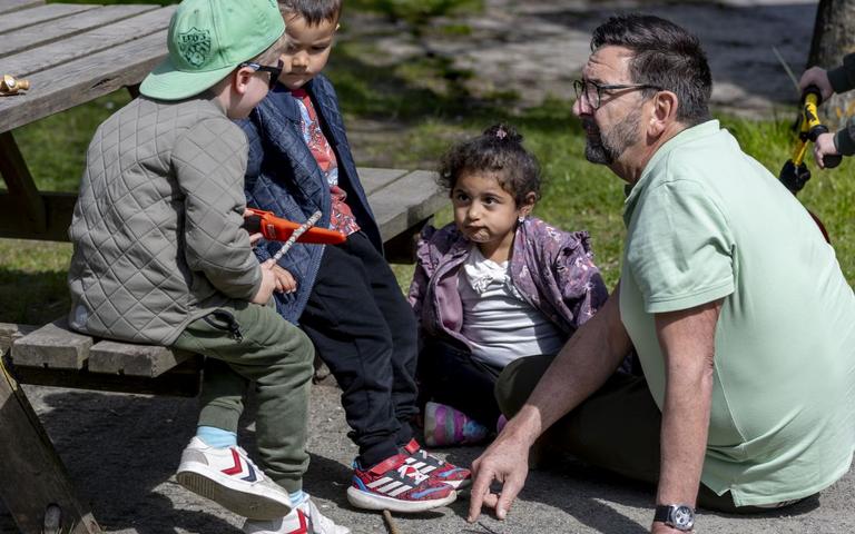 Læringsmiljøpædagog Michel Depierreux snitter med en gruppe børn