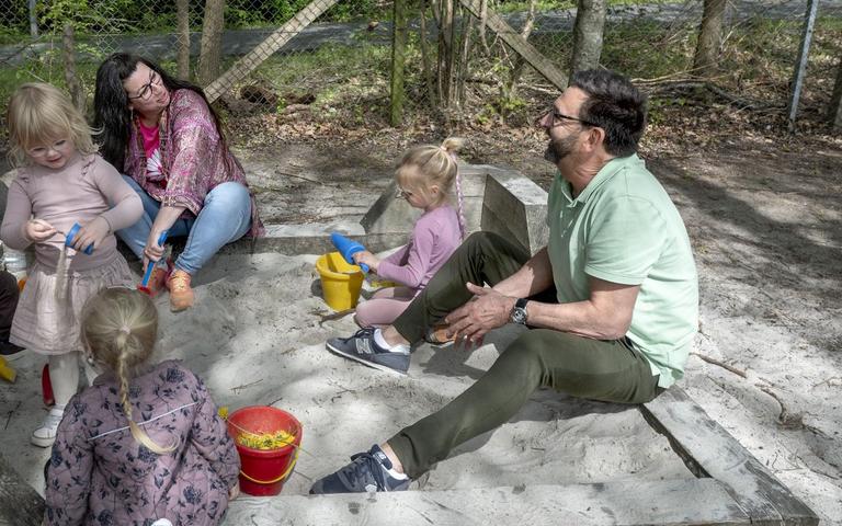 Læringsmiljøpædagog Michel Depierreux og pædagog Christina Nielsen i samtale i sandkassen i Hvenekilden Børnehus.