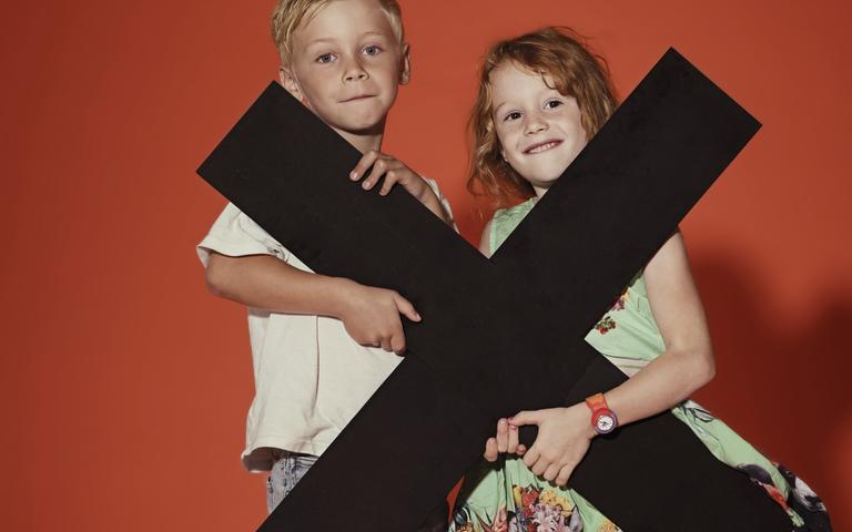 To børn holder et stort kryds