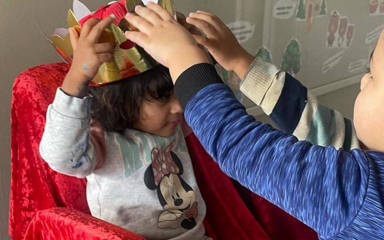 Tøndes slås ned af alle i fællesskab, og derfor får alle børn en krone på til fastelavnsfesten.