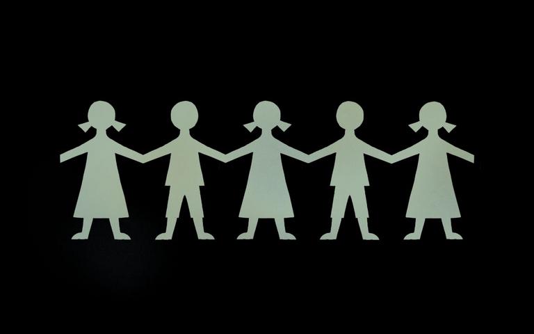 Illustration af figurer, der holder hinanden i hænderne