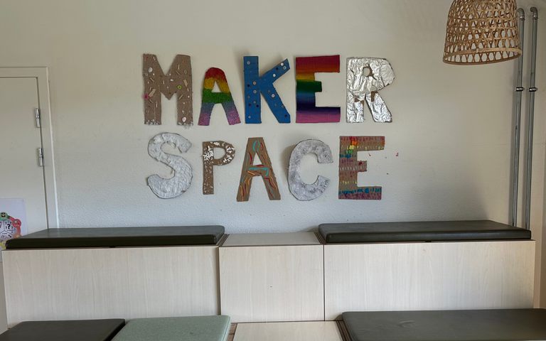 Væg hvor der står "Maker Space"