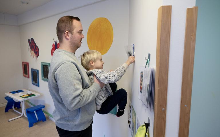 Pædagog Mathias Sørensen hjælper Valdemar ved opgavelisten