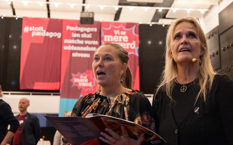 Anja og Betina sang godt med