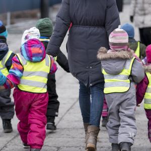 voksen med børnegruppe