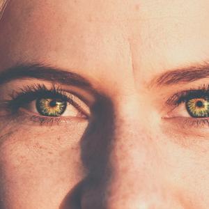Kvinde med grønne øjne