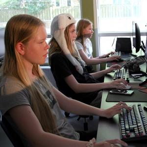 Piger spiller på computer
