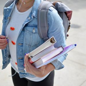 pædagogstuderende med rygsæk og bøger