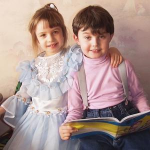 Pige med blå kjole og dreng med lyserød trøje