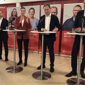 Peter Hummelgaard, Mette Frederiksen, Nicolai Wammen, Magnus Heunicke til pressemøde på Plejecenter Sølund