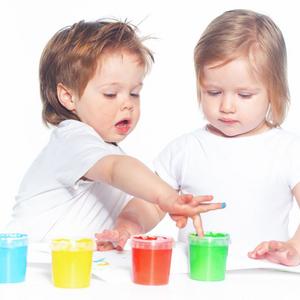 To børn leger med maling