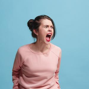 Vred kvinde råber, skælder ud