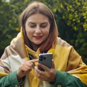 colourbox Kvinde læser på sin telefon