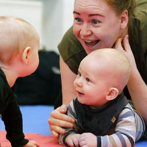 Annette Rosendahl Nielsen er motorikvejleder i Funder Børnehus og mor til Theodor, som her er med på kursus i babymotorik.