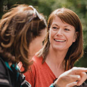 leder smiler og taler med kollega udendørs
