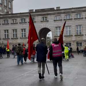 BUPL-aktivister på vej til demonstration mod stigende pensionsalder