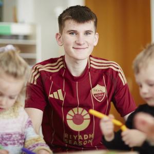 Asger vil være pædagog efter at have været i fritidsjob i en børnehave