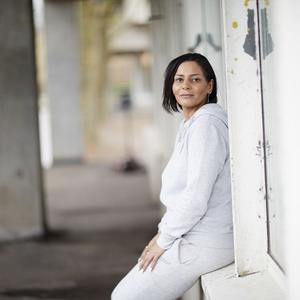 Hiba El-Chatle er fotograferet foran rå vægge i lyse nuancer