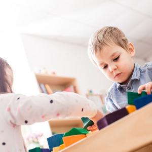 Når vi bygger sammen, kan vi mere. Det er et af hovedtemaerne i den fællesskabende pædagogik.