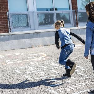 Børn hinker i skolegård