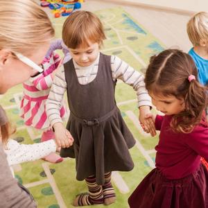 Foto af børnehavebørn, der leger