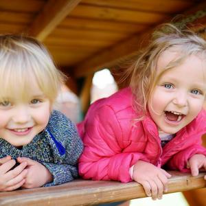 To glade børn i legehus