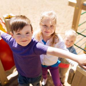 Glade børn på vej op i et klatrestativ