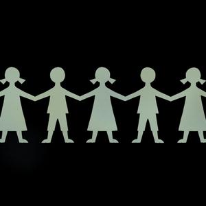 Illustration af figurer, der holder hinanden i hænderne