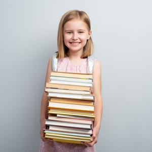 Pige holder stak af bøger