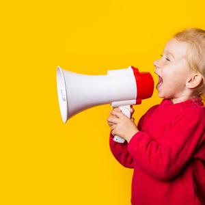 Barn holder en megafon
