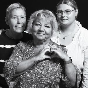 Tre pædagoger står sammen