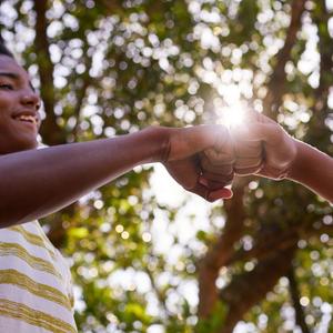 Dreng laver knuckles med anden person