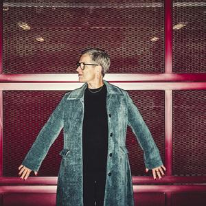 Psykolog og forfatter Rikke Høgsted står op ad rødt gitter