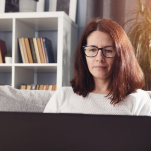 Kvinde med bærbar pc computer på sofa