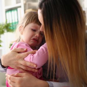Voksen trøster barn