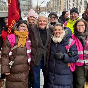 Foto af BUPL's formand Elisa Rimpler på vej ind til forhandlinger.