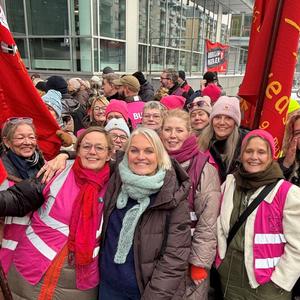 Foto af demonstration foran KL i anledningen af overenskomstforhandlingerne.