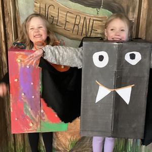 Børnehaven Vibereden forvandler papkasser til fantastiske fastelavnskostumer