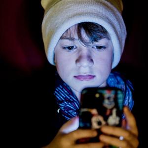 Foto af dreng med mobitelefon