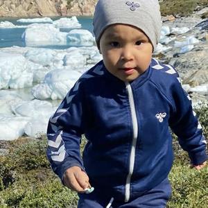 Foto af toårige Inuk i fjeldet